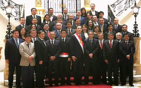 Gobernador con el nuevo gabinete ministerial